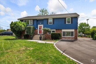 Building Photo - 570 Conklin St