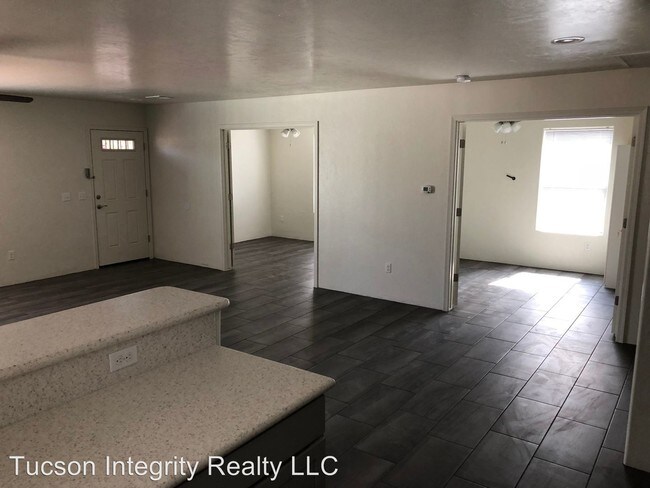 Building Photo - 4 br, 3 bath Room For Rent - 1117 E. 8th St.