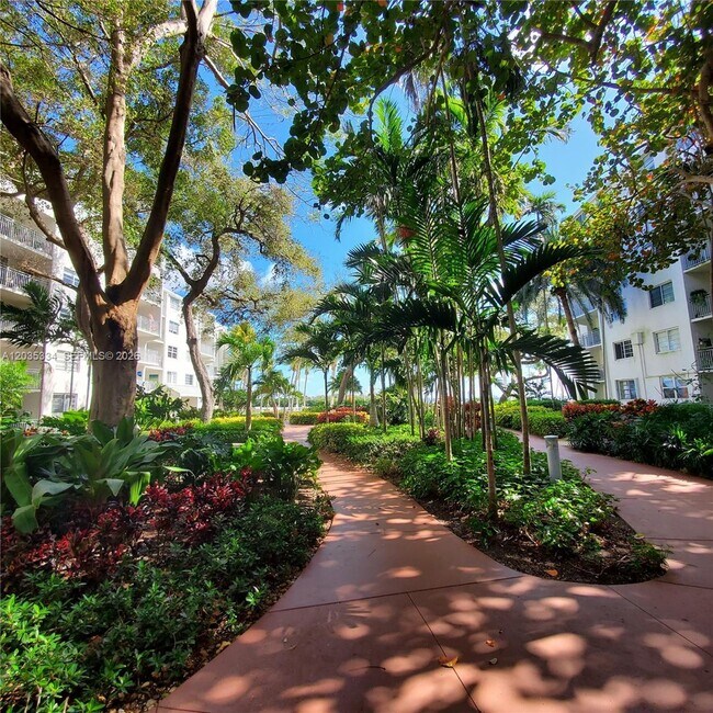 Foto del edificio - 680 NE 64th St
