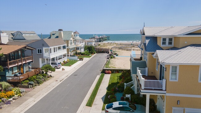 Building Photo - 7600 Bayshore Dr