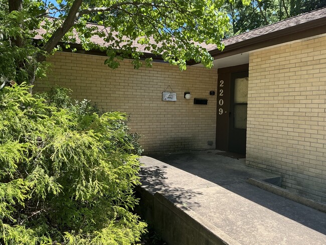 Building Photo - 2209 Grange Cir
