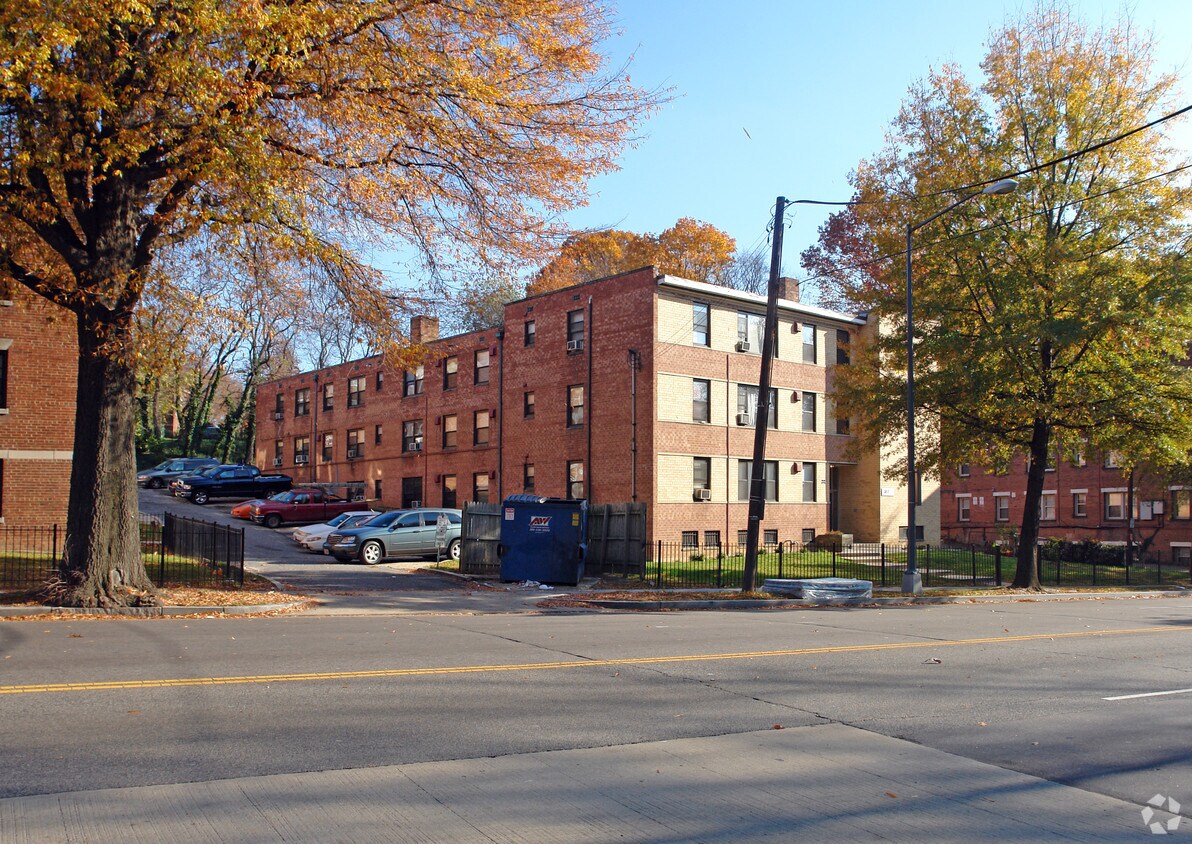 Foto del edificio - 3812 S Capitol St SE