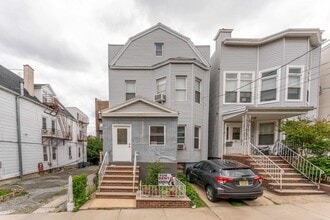 Building Photo - 66 46th St