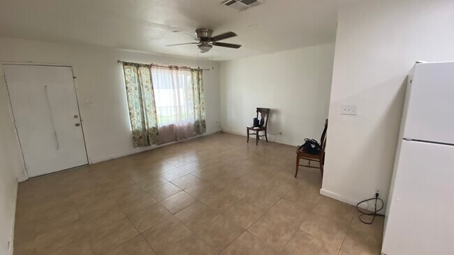 Building Photo - Super cute remodeled unit