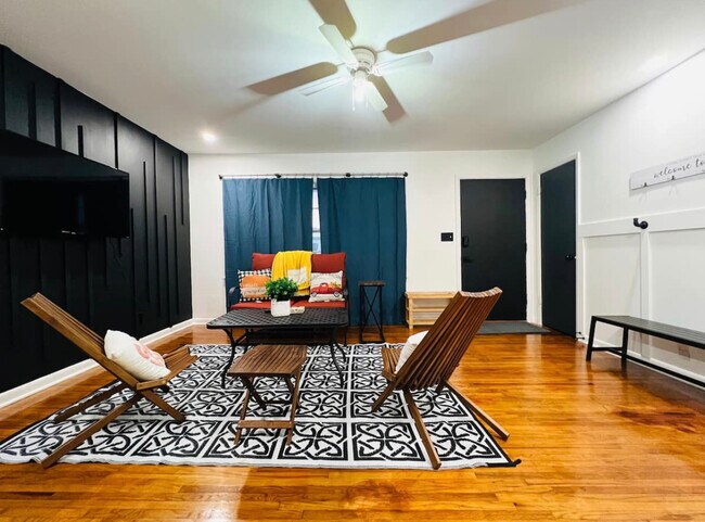 Foto del edificio - Rustic Spacious 2BR 1BA-Free WIFI with W/D...