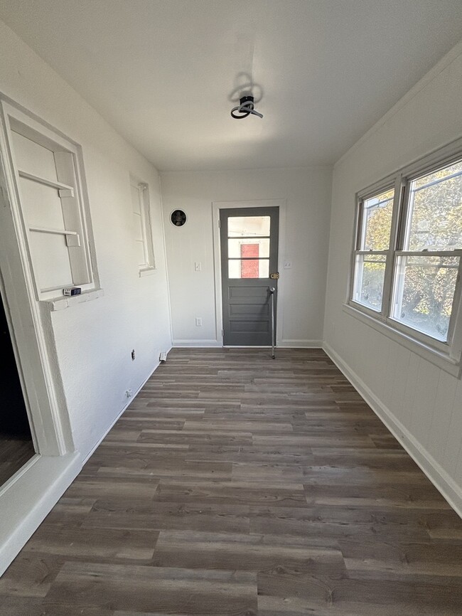 Building Photo - 2 Bedroom Single Familly
