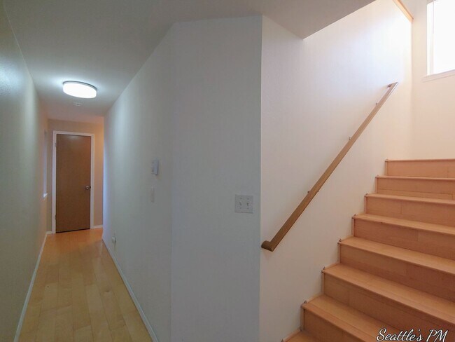 Building Photo - Move-in Ready North Seattle Single Family ...