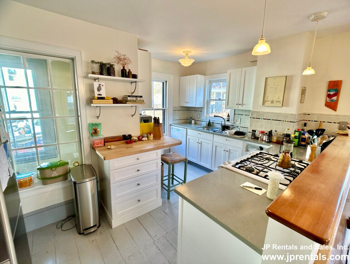 Primary Photo - 36 Alveston St
