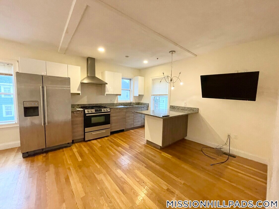 Primary Photo - 128 Hillside St