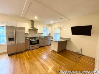 Building Photo - 128 Hillside St