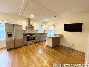 Building Photo - 128 Hillside St