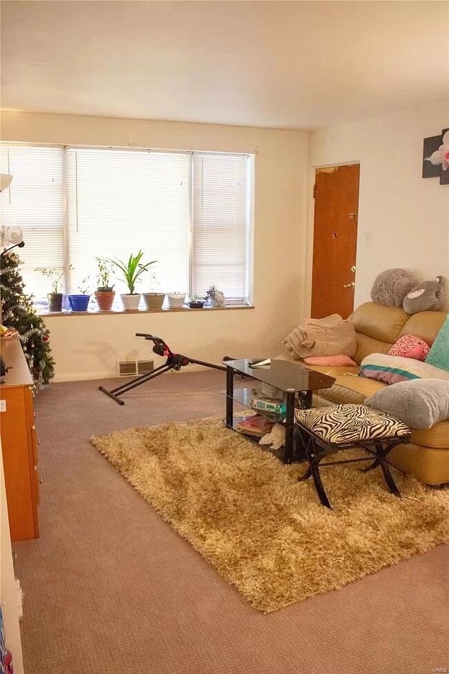 Living Room - 3955 Jamieson Ave