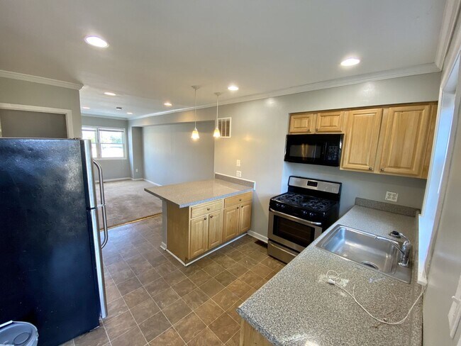Building Photo - 2 Bedroom Townhome in Highlandtown ~ Close...