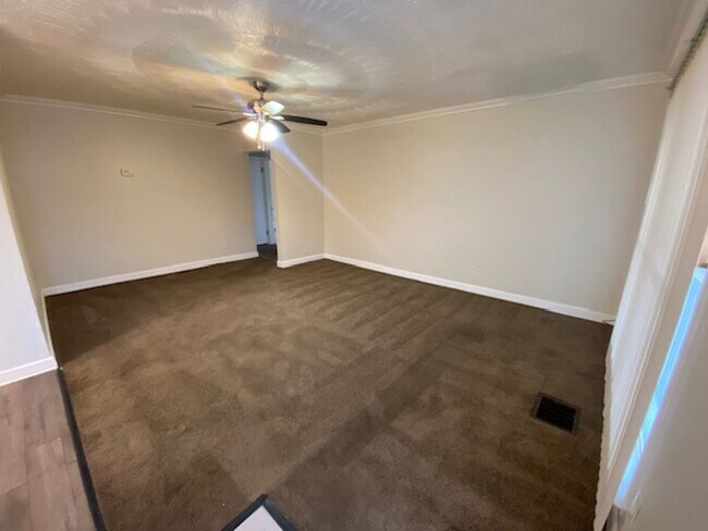 Foto del edificio - One-Floor 3BR Ranch + Screened Porch + Oversized Garage Space!