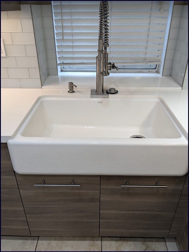 huge farmhouse sink - 11076 Brentwood Dr