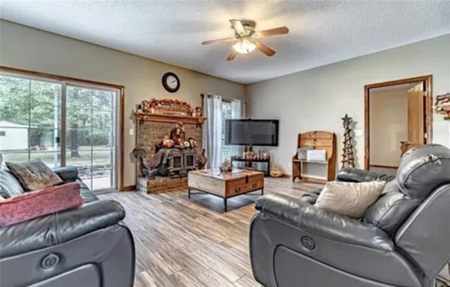 Building Photo - 1205 W Rolling Oaks Ln