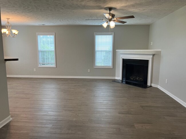 Building Photo - Lovely 3 Bed Home on Cul-de-sac