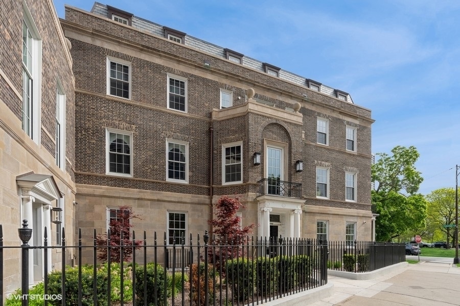 Foto principal - 2700 N Lakeview Ave