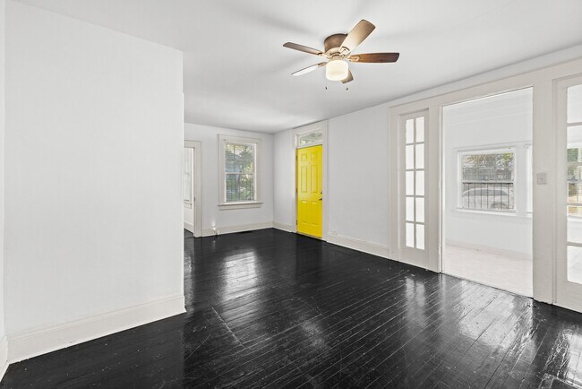 Foto del edificio - 4948 Farrell Ave