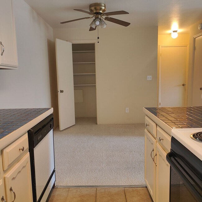 Building Photo - 1BR/1BA Condo with Beautiful View of the F...