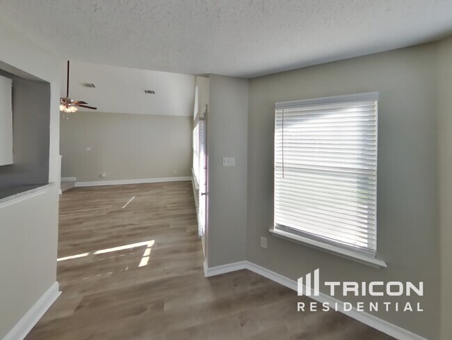 Foto del edificio - 5115 Whitehaven Dr