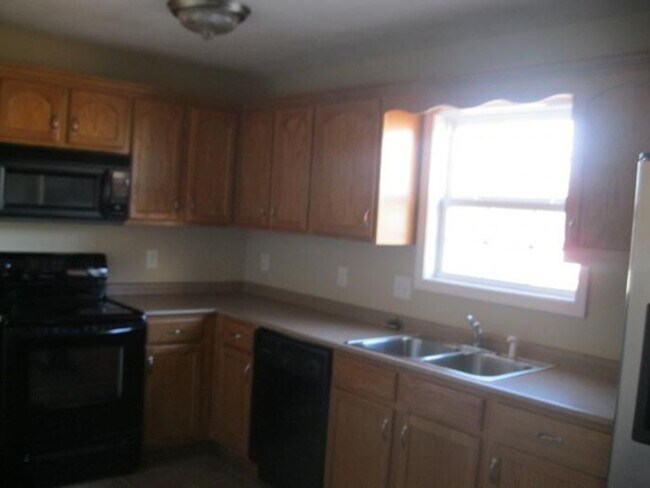 Building Photo - 3 Bedroom 2 Bath home in well established ...