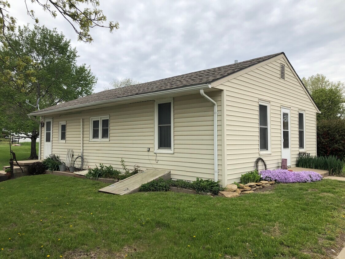 Building Photo - 116 Nemaha St