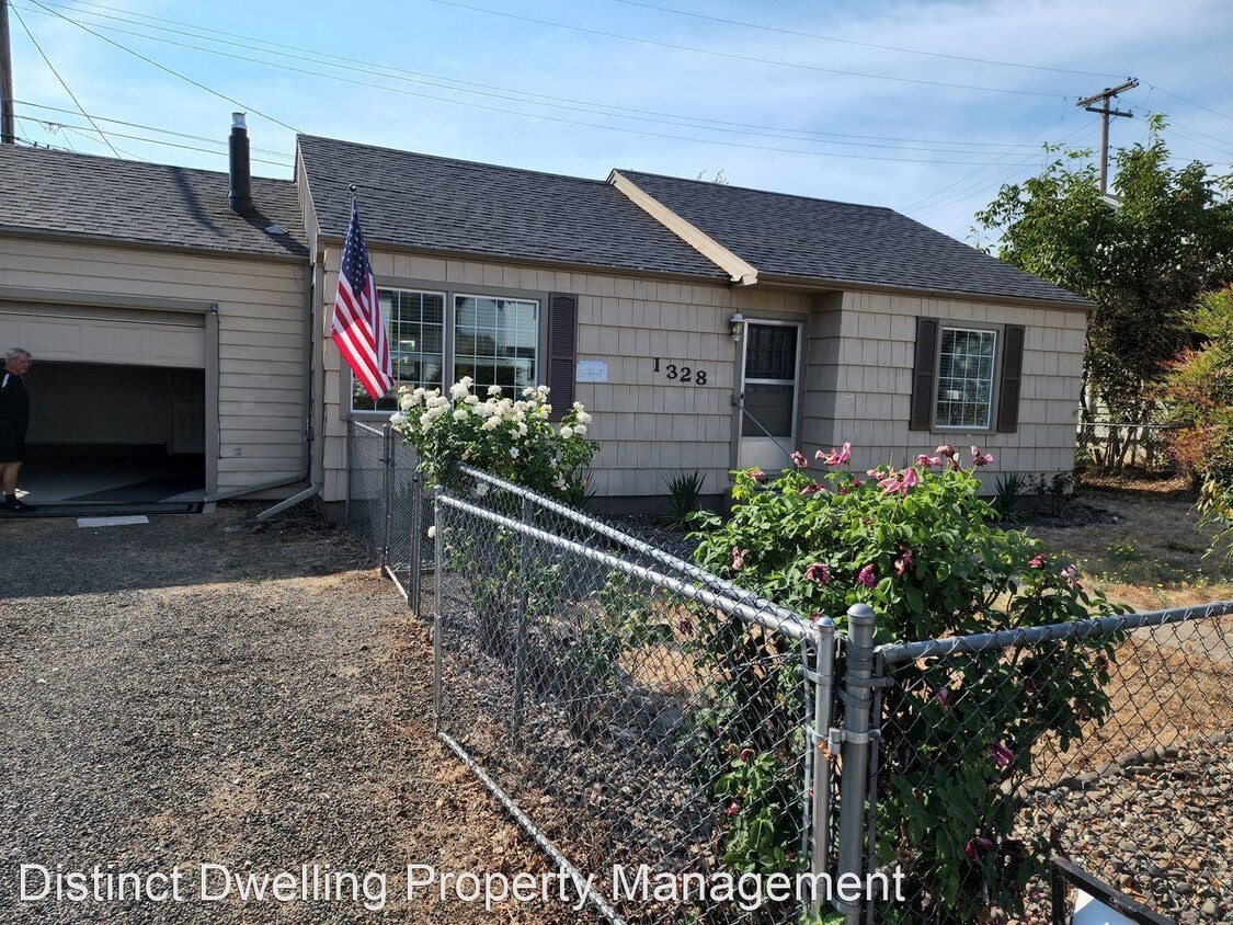 2 br, 1 bath House 1328 NW Ellan St House Rental in Roseburg, OR