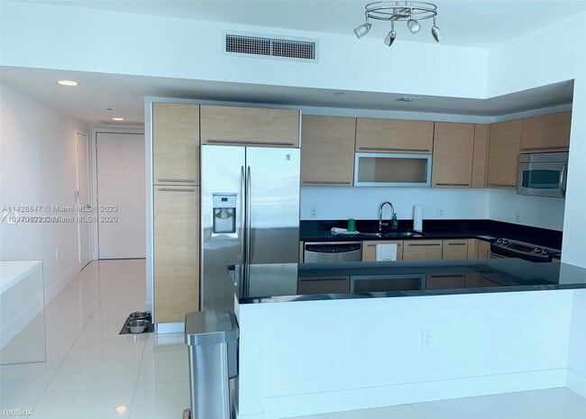 Building Photo - 2 br, 2 bath Condo - 950 Brickell Bay Dr U...