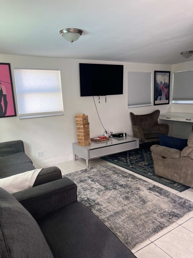 Building Photo - 712 SW 7th Terrace