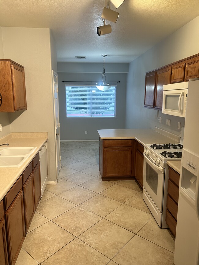 Building Photo - 85 Falcon Feather Way