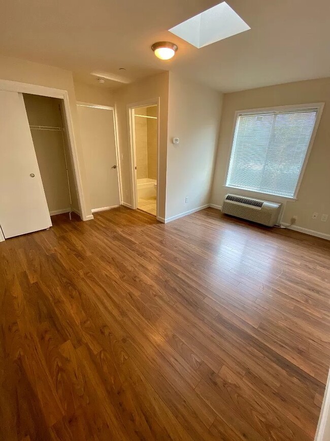 Foto del edificio - Townhouse Style Duplex 2 bedroom 2.5  bath -$3400- White Plains