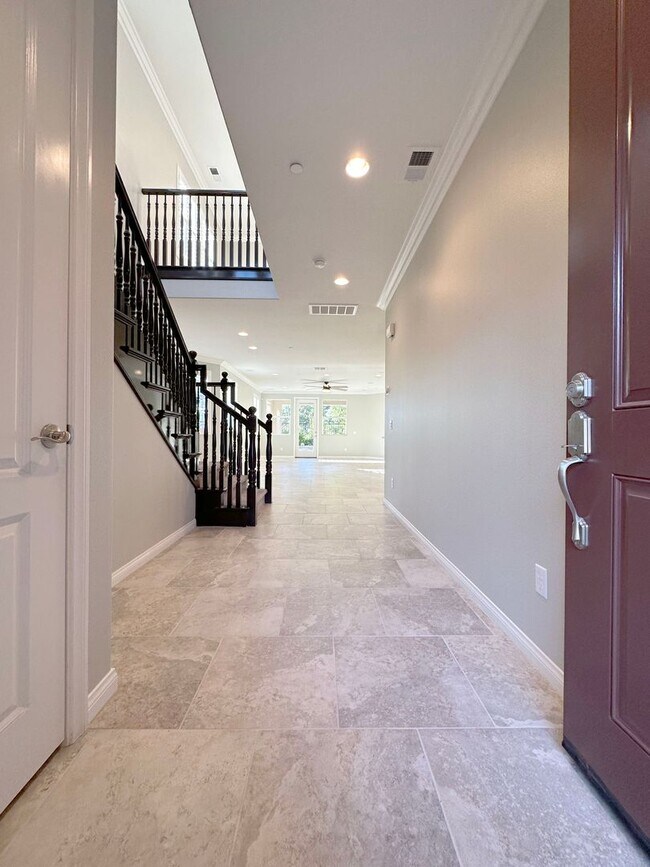 Building Photo - Single-Family Home - 4 Bed + 3 Bath in Lak...