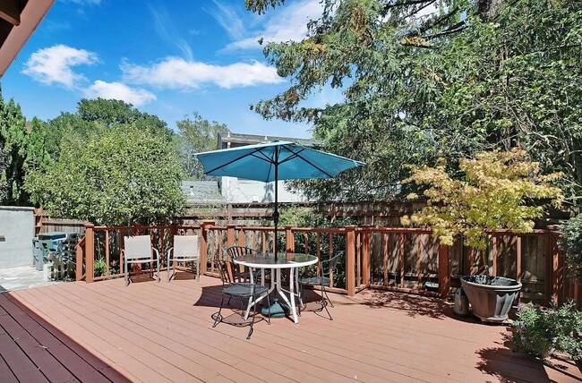 Building Photo - 405 Cunningham Way