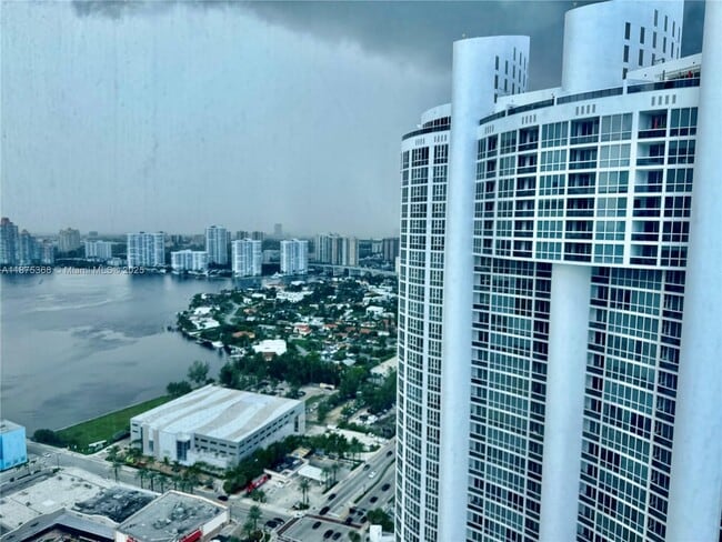 Foto del edificio - 18101 Collins Ave
