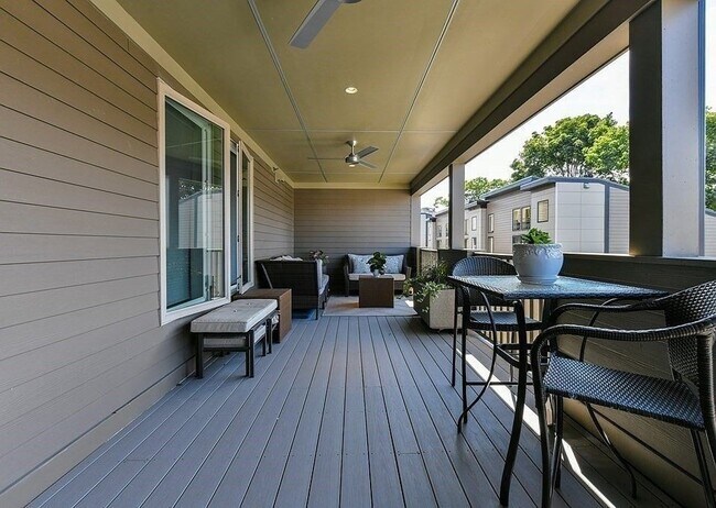 Building Photo - 405 W First St