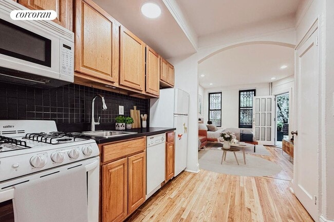 Building Photo - 344 W 17th St