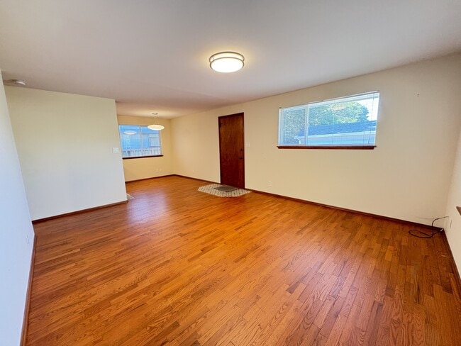 Sala de estar - 527 Wells Ave N