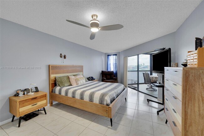 Foto del edificio - 7250 Fairfax Dr