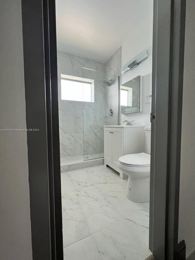 Foto del edificio - 2250 Bay Dr