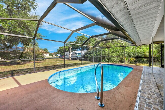 Foto del edificio - Charming Pool Home in Port Charlotte – Ava...