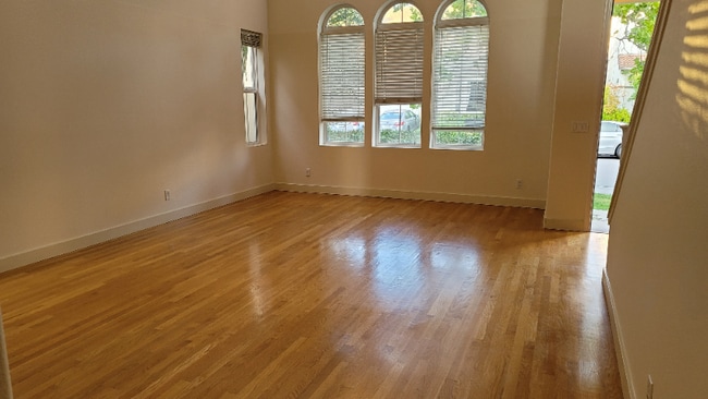 Building Photo - 15 Sunny Cove Dr