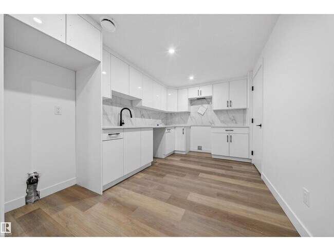 Photo du bâtiment - 5213-104A 104a St NW