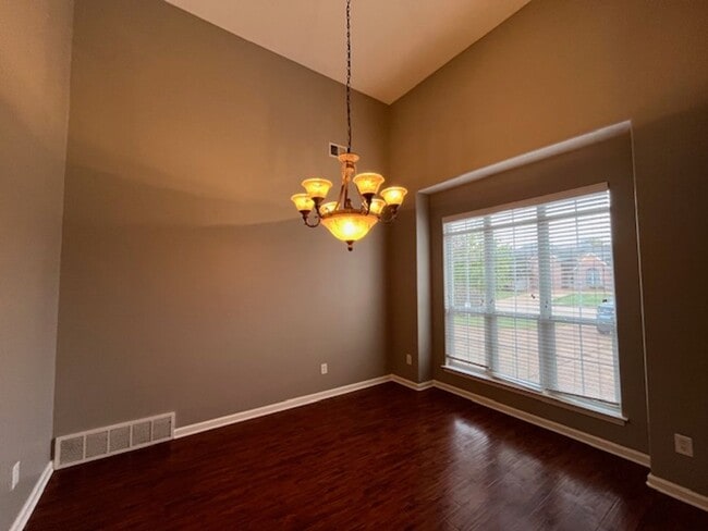 Building Photo - Renovated 3 Bedroom 2 Bath Home with 2 Car Garage for Rent!