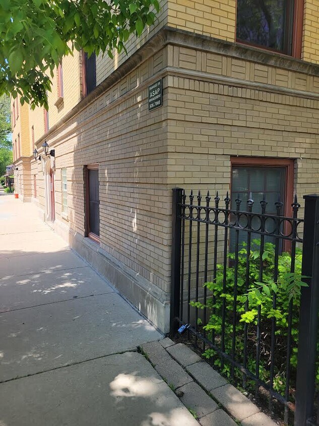 Foto del edificio - 2704 W Ainslie St