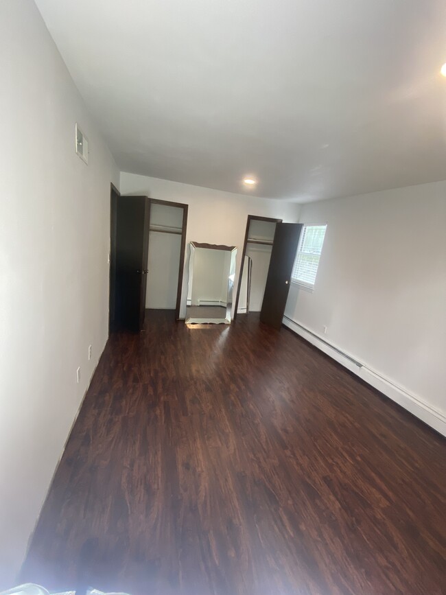 Large Bedroom 2 Windows - 40 Convent Rd