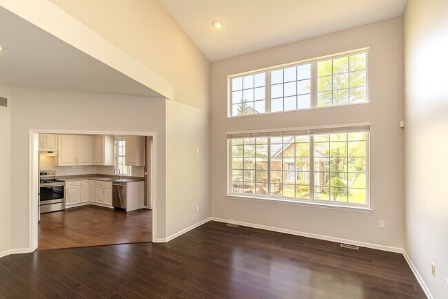 Foto del edificio - Stunning 2BR/2.5BA Townhouse with Dual Primary Suites, 2-Car Garage & Bonus Loft