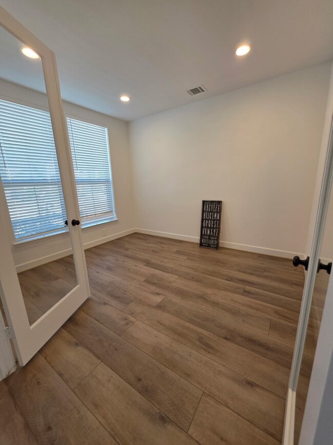 Building Photo - 15365 Legacy Pk Wy