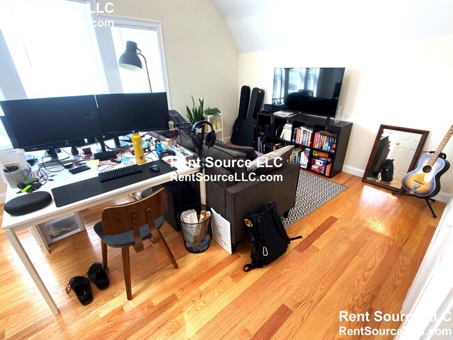 Building Photo - 537 Main St