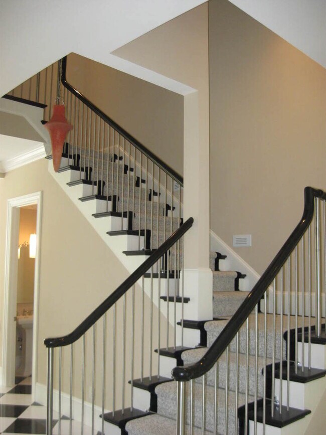 Foto del edificio - 4 Story Townhome in Greensboro NC